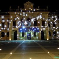 Savona, Piazza Sisto IV. Il Palazzo del Comune con le luminarie natalizie, Савона