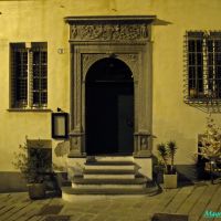 Savona, antico portale in Via Vacciuoli nel centro storico, Савона