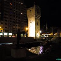 Savona, veduta notturna della Torre Leon Pancaldo ed in primo piano il monumento dedicato alla "Nostra Gente del Mare", Савона