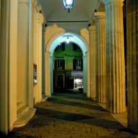 Savona, particolare notturno dei portici in stile neoclassico del Teatro Chiabrera eretto nel 1853 (dedicata a Rafl), Савона
