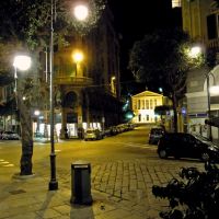 Savona, Corso Italia angolo Via Elvio Pertinace. Particolare notturno con il Teatro Chiabrera sullo sfondo, Савона