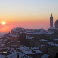 Città alta , neve e nebbia, Бергамо
