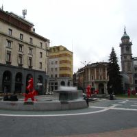 le sculture rosse di Giuliano Tomaino in Piazza Monte Grappa a Varese, Варезе