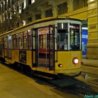 Milano, Via Tommaso Grossi angolo Piazza Cordusio. Veduta notturna di un vecchio tram del 1924 in partenza, Милан