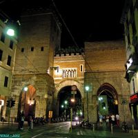 Milano, Corso di Porta Ticinese angolo Via Molino alle Armi. Particolare veduta notturna dellingresso medioevale di Porta Ticinese, Милан
