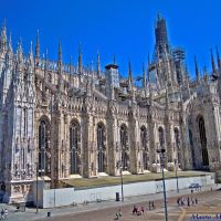 Milano, Piazza del Duomo. Particolare veduta laterale destra del tempio gotico milanese, Милан