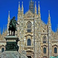 Milano, Piazza del Duomo. Veduta del tempio gotico milanese con il monumento a Vittorio Emanuele II, Милан