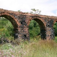 parte di un antico acquedotto, allinterno di Parco Gioeni, Catania, Катания