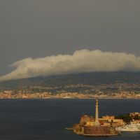 Una nuvola in transito sullo Stretto di Messina si riposa sullAspromonte calabrese, Мессина