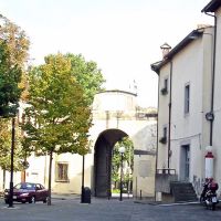 Arezzo - Porta Trento e Trieste e vecchia pompa di benzina allex Caserma dei Pompieri, Ареццо