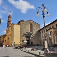 Arezzo: Piazza della Badia e Via Cavour. Al centro la Badia delle Sante Flora e Lucilla. (19-08-2010), Ареццо