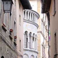 Arezzo - Scorcio dellabside della Pieve Romanica, Ареццо