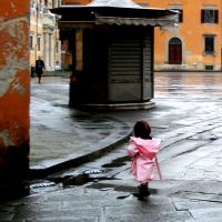 Pink raincoat, Пиза