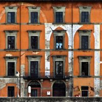 Edificio de viviendas en Pisa. Vía Lungarno Gambacorti. Orilla del río Arno., Пиза