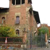 Prato. Villa Guarducci ,neomedievale  degli anni ’20.  A " twenties " villa ,  neo-medieval style., Прато