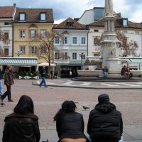 Waltherplatz im Frühling - Piazza Walther in primavera, Больцано