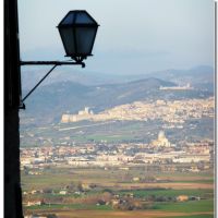 veduta su Assisi la Rocca e SMaria degli Angeli, Перуджиа