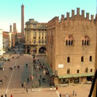 Bologna - Via Rizzoli - Sullo sfondo la Torre degli Asinelli e la Torre Garisenda ! Vista dal 3° piano di Palazzo D Accursio !!, Болонья