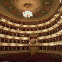 Teatro Comunale Luciano Pavarotti, Модена