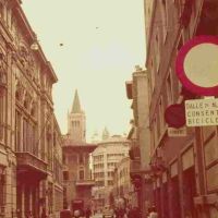 Italia, Parma, calle y baptisterio al fondo, Парма