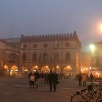 Piazza del popolo immersa nella nebbia.., Равенна