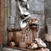 Romanico Ferrararese - Cattedrale - Leone stiloforo sormontato da un talamone, Феррара