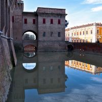 Riflessi nel fossato del castello di Ferrara, Феррара
