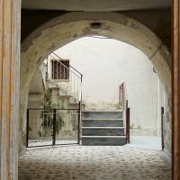Old door with stairs - Vecchio portone con scale, Кротоне