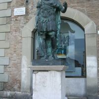 Rimini - Statua di Giulio Cesare in Piazza Tre Martiri, Римини