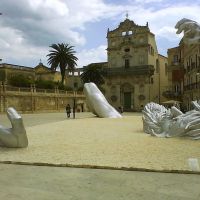 Siracusa : Piazza Duomo scultura per G8 Ambiente, Сиракуза