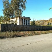 Как символично - Родина в запустении и отделена забором, Зыряновск
