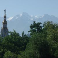 Les montagnes de lAla-Taou transilien, le clocher de la cathédrale Zenkov et les arbres du parc Panfilov, vus depuis les fenêtres de lhôtel Otrar à Almaty (Алматы), Панфилов