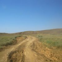 Road going through Konyrbaysay valley, Акмолинск
