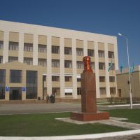 Monument to Kurchatov in front of the National Nuclear Center of Kazakhstan, Курчатов