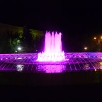 Ночной фонтан фиолетового цвета, Уральск