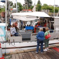 Selling Salmon at the Dock in Campbell River British Columbia, Кампбелл-Ривер