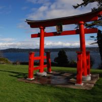 Torii and Totem Pole Overlooking Discovery Passage, Кампбелл-Ривер