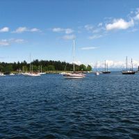 The anchorage off Newcastle Island, Nanaimo is very popular on weekends, Нанаимо