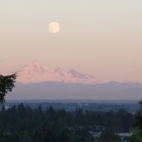 Coquitlam, BC - Moon rise over the Mount Baker, Порт-Муди