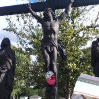 Au 4080 St-Martin O, Laval, on peut y constater Jésus Christ sur une croix. La croix, étant un objet sacré, est le symbole le plus utilisé dans la religion catholique. Pour ces croyants, celui-ci symbolise l’instrument du salut de l’humanité puisque Jésus, Лаваль