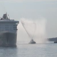 Queen Mary II Greeted by the Tug Atlantic Spruce arriving at Saint John Oct,2006. This picture was taken from the Market Slip., Сент-Джон
