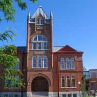 Goodes Hall, School of Business, Queens University, (originally Victoria Public School at one point the oldest public school of 110 years in Canada), Кингстон