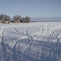 Snowmobile tracks across Pumpkin Bay, Orillia ON., Ориллиа