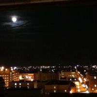 Oshawa facing south at night, with a full moon, Ошава