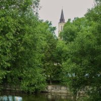 Anglican Church Spire Watches Over The Avon River, Стратфорд