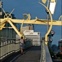 Puente De Luz, the newest Toronto pedestrian bridge. Chilean sculptor Francisco Gazitua, 2012, Торонто