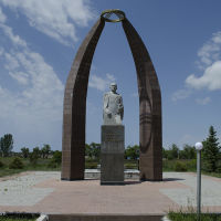 Могила Хусейна Карасаева и памятник (июнь 2013г.), Пржевальск