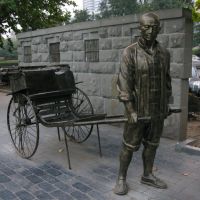 汉口江滩的黄包车铜雕像, Ухань