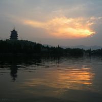 杭州雷峰塔夕陽 ☺ Sunset in Hangzhou (Second Upload) ☺ เจดีย์เหลย์เฟิง (ในนิยายกำลังภายในเรื่องเฟิงอวิ๋น), Ханчоу