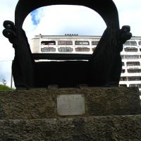 The monument which represent the bucket of the first excavator from which building of Navapolack has begun, Новополоцк